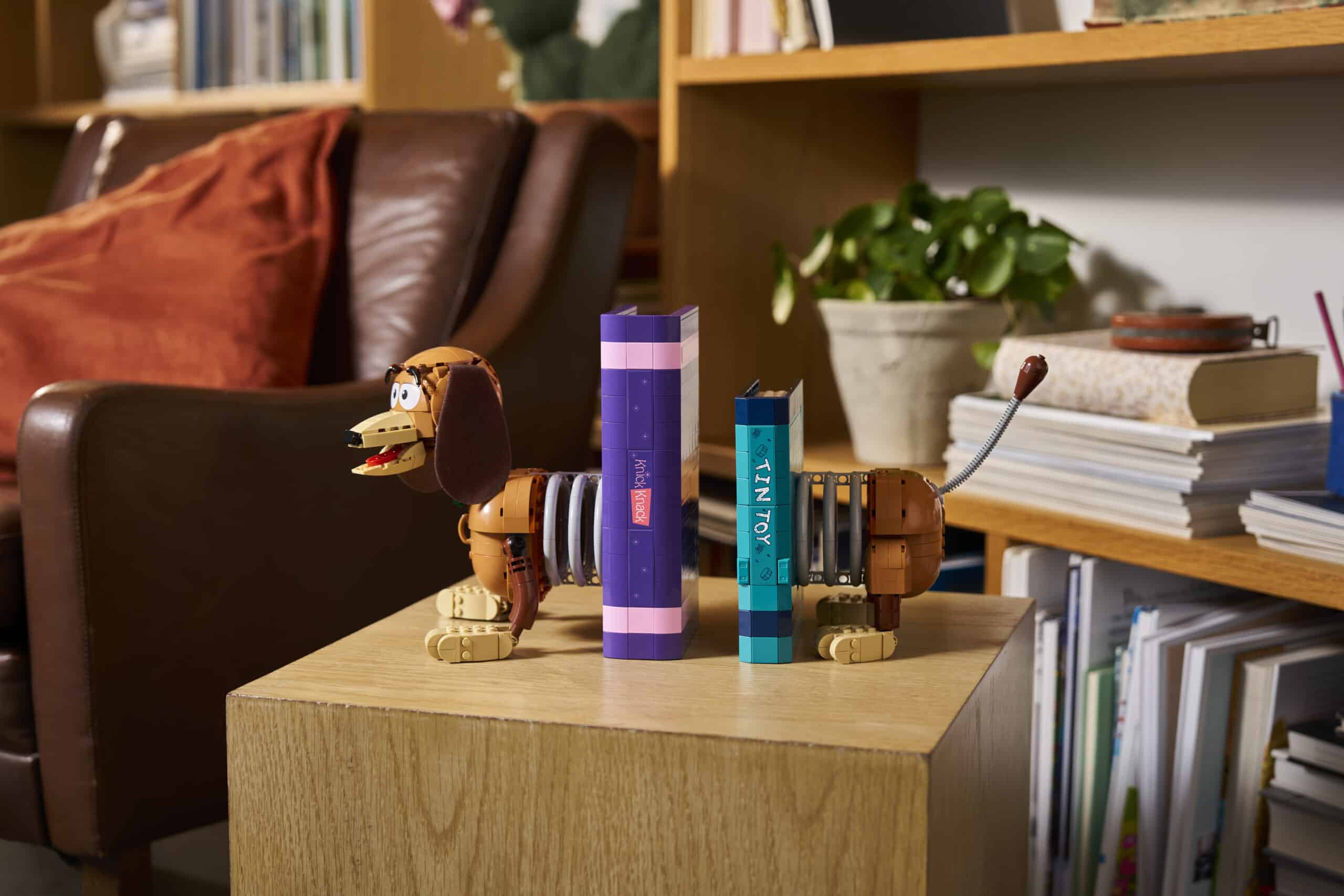 lego disney 43301 toy story slinky dog bookends (3)