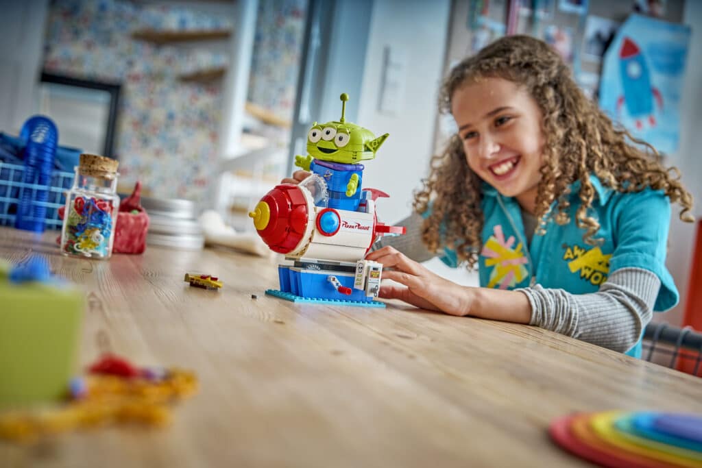 lego disney 43307 alien with pizza planet rocket ride (1)