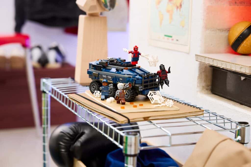 lego marvel 76349 spider man chases the prison transport (1)