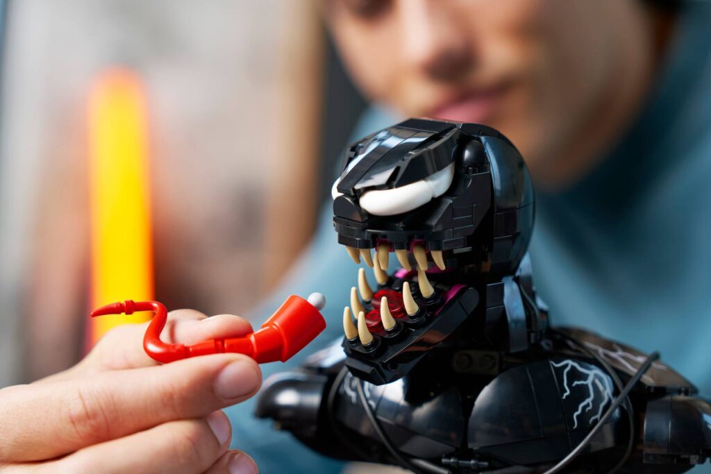 lego marvel 76356 venom bust (2)