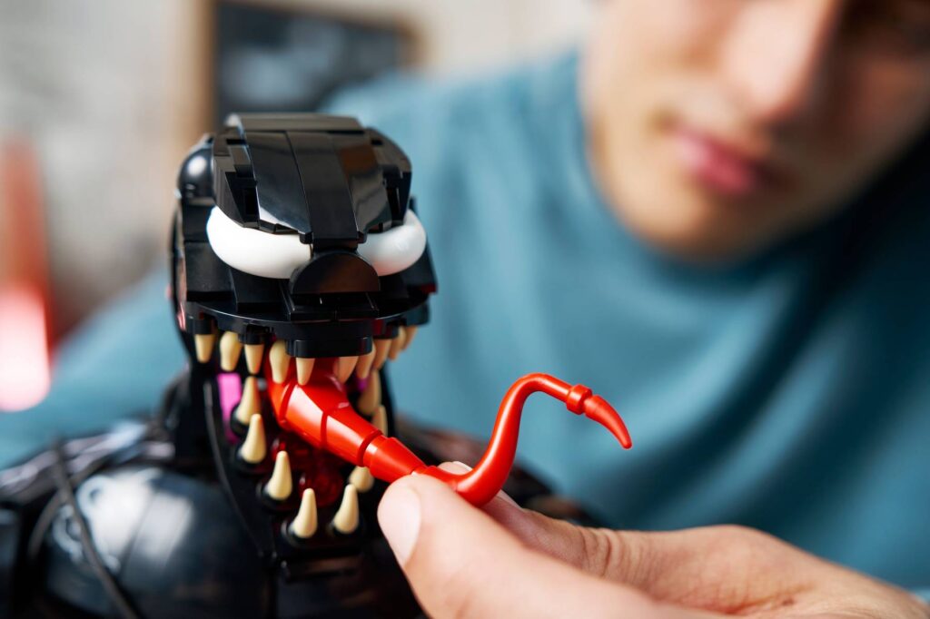 lego marvel 76356 venom bust (3)