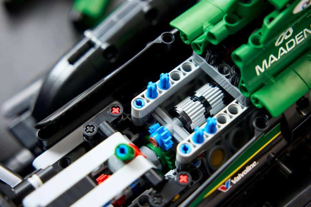 lego technic 42240 aston martin aramco amr25 f1 car (1)