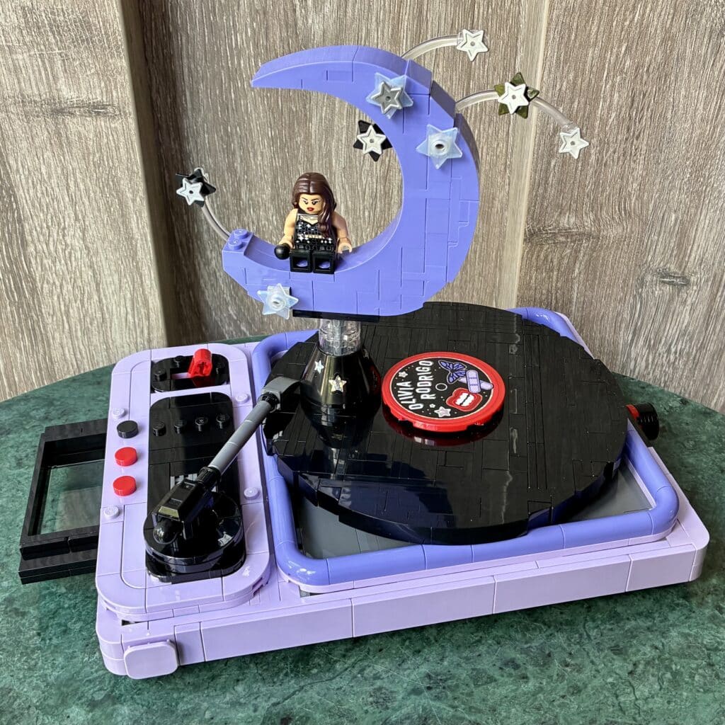 43029 olivia rodrigo's concert moon 7