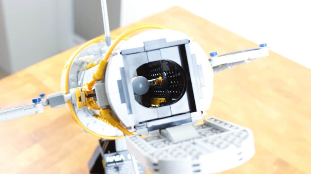 lego icons 11382 hubble space telescope 13