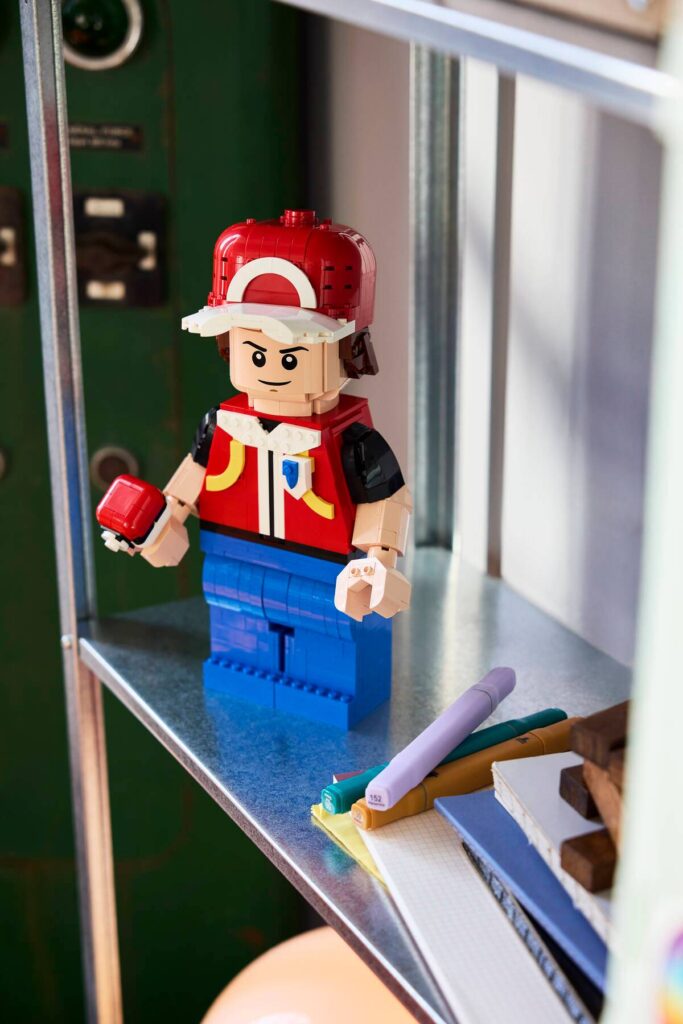 lego pokémon 40868 up scaled red minifigure (1)