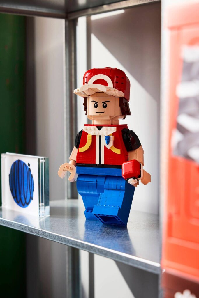 lego pokémon 40868 up scaled red minifigure (3)