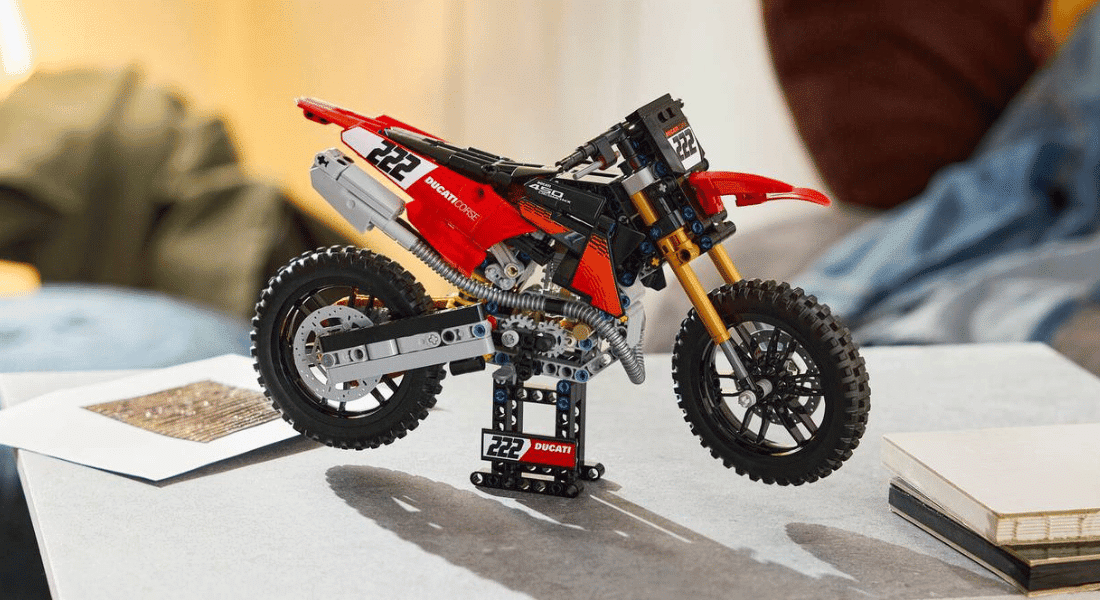 LEGO Technic 42238 Ducati Desmo450 MX Factory onthuld – beleef de motocross vanaf augustus